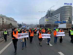 VIDEO: Aktivisté v Praze i dnes blokují dopravu. Bude to pravidelná akce, říkají