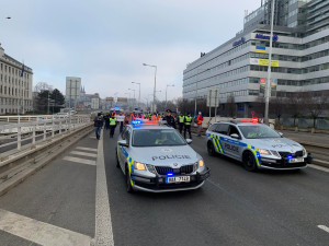 VIDEO: Aktivisté v Praze i dnes blokují dopravu. Bude to pravidelná akce, říkají