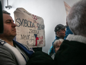 Láďo, děkujem! Dezinformátora Vrabela doprovodili na soud jeho příznivci