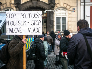 Láďo, děkujem! Dezinformátora Vrabela doprovodili na soud jeho příznivci