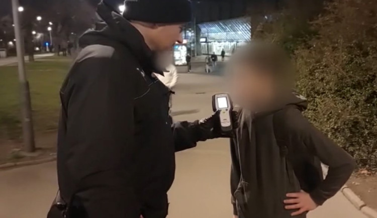 VIDEO: Policie kontrolovala mladistvé pod vlivem drog a alkoholu