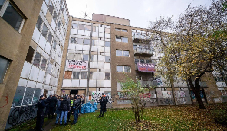 Praha 10 nemá vhodnou budovu pro komunitní centrum squatterů
