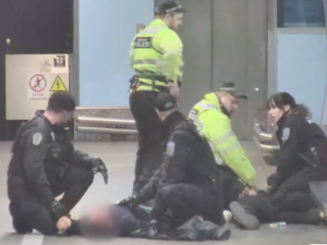 VIDEO: Dva muži se porvali v metru, museli je odtrhnout strážníci
