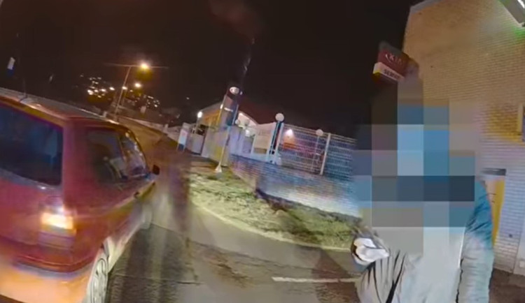 VIDEO: Strážníci zastavili muže kvůli rozbitému sklu. Zjistili, že je na drogách a nemá řidičák