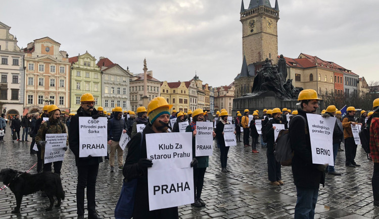 VIDEO: V centru Prahy protestovaly proti novele stavebního zákona desítky lidí