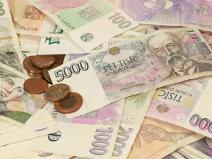 Průměrný plat v Praze loni reálně klesl o 6,9 procenta, činil skoro padesát tisíc
