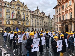 VIDEO: V centru Prahy protestovaly proti novele stavební zákona desítky lidí