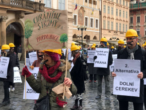 VIDEO: V centru Prahy protestovaly proti novele stavební zákona desítky lidí