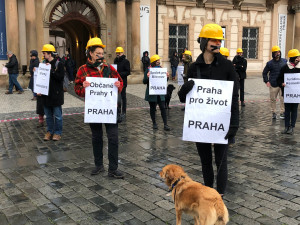 VIDEO: V centru Prahy protestovaly proti novele stavební zákona desítky lidí