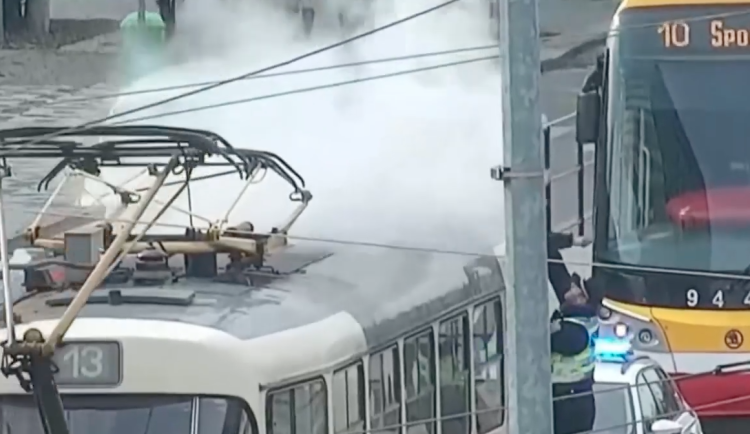 Tramvaji doutnala střecha.