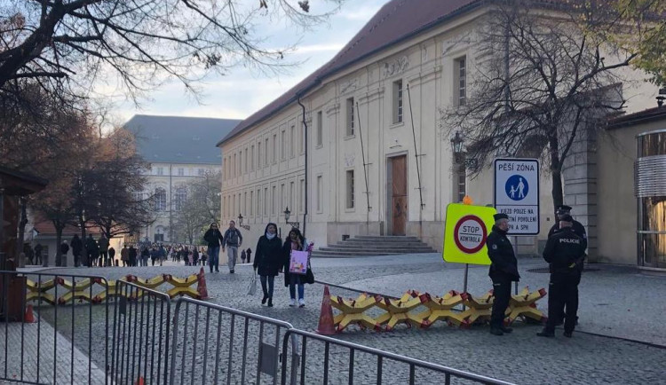 Vstup do areálu Pražského hradu je hlídaný.