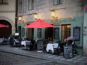 Vedení Prahy schválilo 109 nájemních smluv pro restaurační předzahrádky