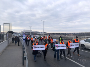 VIDEO: Aktivisté opět blokovali dopravu, tentokrát na Nuselském mostě