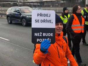 VIDEO: Aktivisté opět blokovali dopravu, tentokrát na Nuselském mostě