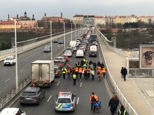 VIDEO: Aktivisté opět blokovali dopravu, tentokrát na Nuselském mostě