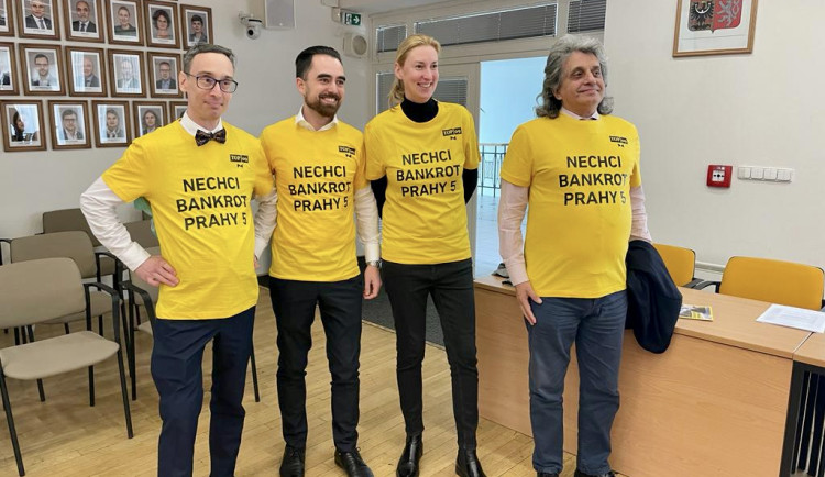 Opozice přišla v tričkách s nápisem Nechci bankrot Prahy 5.