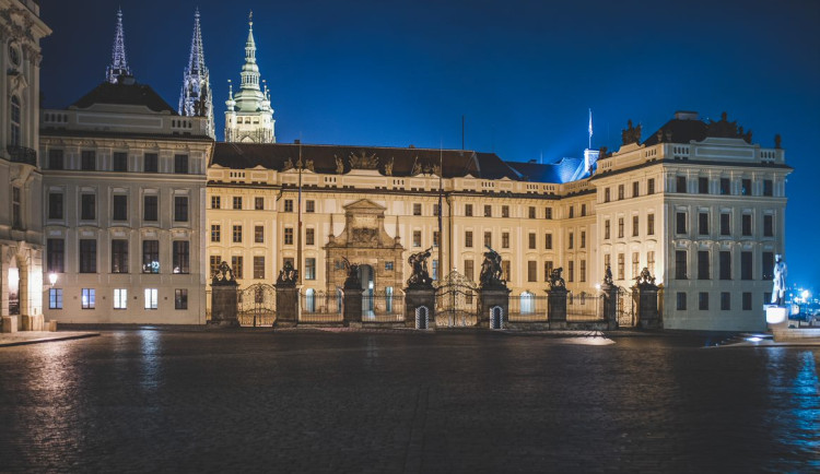 Lidé si o půlnoci připíjeli před Hradem šampaňským a skandovali „Konečně“