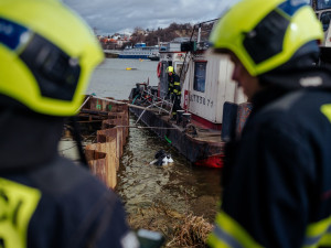 VIDEO: Loď na Vltavě začala po havárii nabírat vodu a pouštět olej do řeky