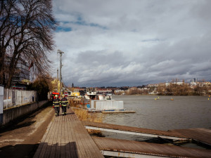 VIDEO: Loď na Vltavě začala po havárii nabírat vodu a pouštět olej do řeky