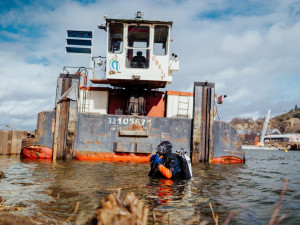 VIDEO: Loď na Vltavě začala po havárii nabírat vodu a pouštět olej do řeky