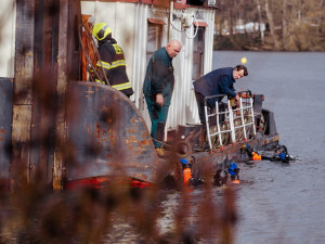 VIDEO: Loď na Vltavě začala po havárii nabírat vodu a pouštět olej do řeky