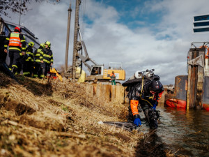 VIDEO: Loď na Vltavě začala po havárii nabírat vodu a pouštět olej do řeky