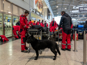Musíte vypustit z hlavy, že nemůžete pomoci každému. Psovodi městské policie Praha zažili v Turecku nejtěžší zásah v životě