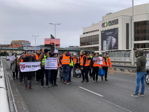VIDEO: Blokády dopravy v Praze pokračují. Auta na Nuseláku jedou krokem