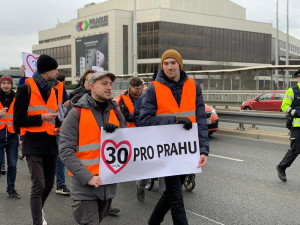 VIDEO: Blokády dopravy v Praze pokračují. Auta na Nuseláku jedou krokem