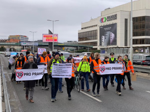 VIDEO: Blokády dopravy v Praze pokračují. Auta na Nuseláku jedou krokem