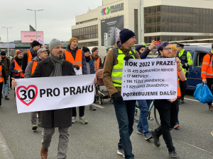 VIDEO: Blokády dopravy v Praze pokračují. Auta na Nuseláku jedou krokem