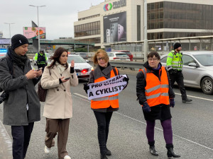 VIDEO: Blokády dopravy v Praze pokračují. Auta na Nuseláku jedou krokem