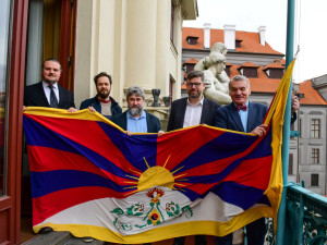 Praha si připomíná krvavé potlačení tibetského povstání. Radnice vyvěsily vlajky