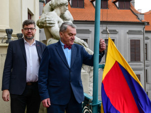 Praha si připomíná krvavé potlačení tibetského povstání. Radnice vyvěsily vlajky