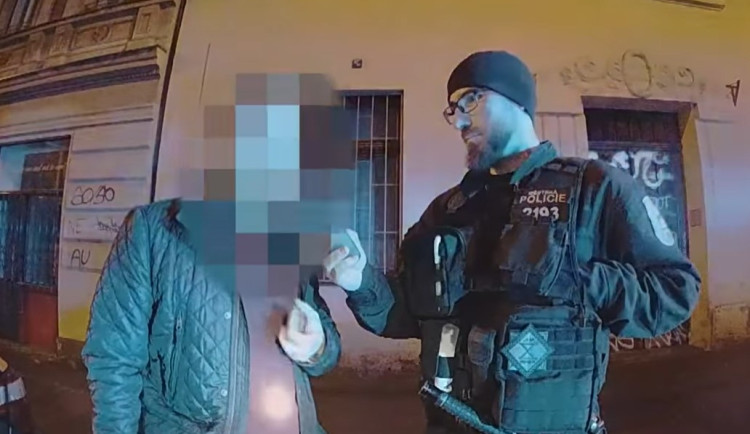 VIDEO: Mladík vypil patnáct piv a sedl za volant. Afterparty strávil na policejní stanici