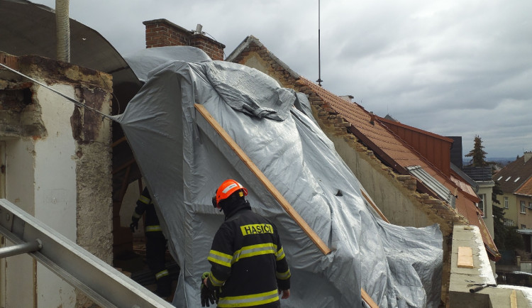 Popadané stromy i rozbité střechy. Hasiči uklízejí jižní Moravu po silném větru
