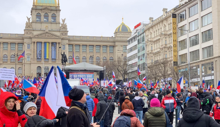 Demonstranti chtěli strhnout ukrajinskou vlajku z Národního muzea