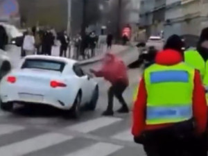 Demonstranti poničili auto Ukrajincům. Měla jsem velký strach, říká žena, která v něm seděla