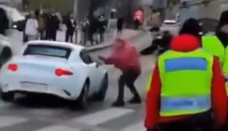 Demonstranti zaútočili na ženu v autě s ukrajinskými značkami. Měla jsem velký strach, říká