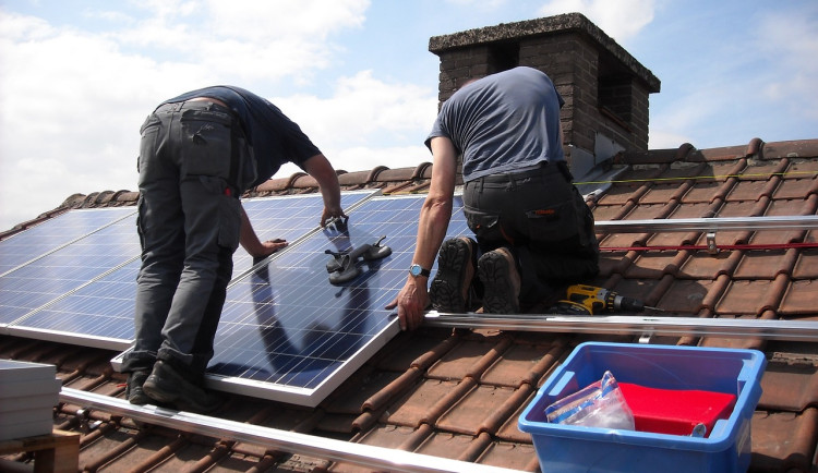Česko zažívá solární boom. Novou éru obnovitelných zdrojů odstartovala energetická krize