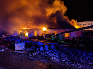 U požáru haly u Prahy zasahuje přes sto hasičů. Lidé nemají větrat