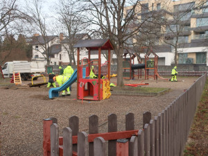 Děti v parku Dlážděnka se hřiště jen tak nedočkají. Výstavbu brzdí žaloba