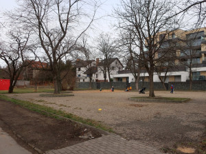 Děti v parku Dlážděnka se hřiště jen tak nedočkají. Výstavbu brzdí žaloba