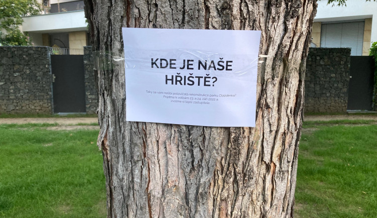 V září minulého roku vyvěsili před volbami v parku letáky s dotazy.