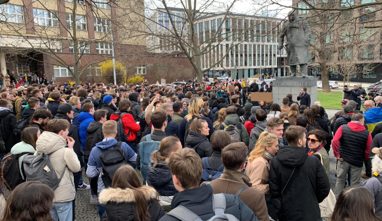 VIDEO: Studenti demonstrovali před budovou VŠE za odchod děkana Ševčíka