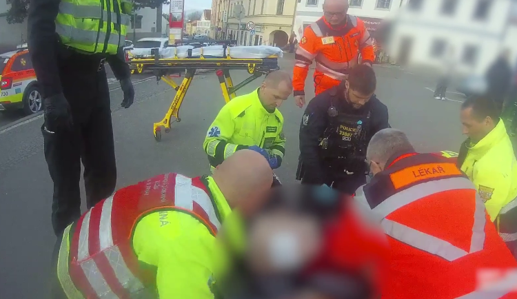 VIDEO: Na zastávce v Praze zkolaboval muž, jeho život bojovali kolemjdoucí, policisté i záchranáři