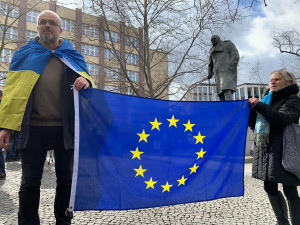 Studenti demonstrují před budovou VŠE za odchod děkana Ševčíka