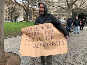 Studenti demonstrují před budovou VŠE za odchod děkana Ševčíka
