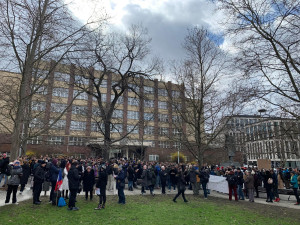 Studenti demonstrují před budovou VŠE za odchod děkana Ševčíka
