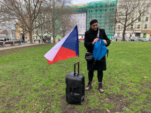 Studenti demonstrují před budovou VŠE za odchod děkana Ševčíka